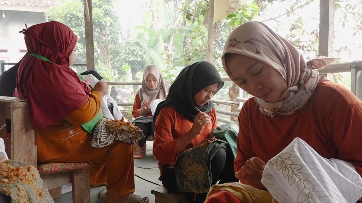 Kisah Sulastri Ubah Kulit Jengkol Jadi Karya Batik Bernilai Jutaan Rupiah
