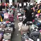 Sejumlah koper TKI berjejer di Bandara Soekarno Hatta,Tangerang, Rabu (11/11). Sebanyak 450 WNI overstayers dan TKI undocumented dari Jeddah, Arab Saudi dipulangkan pemerintah Indonesia. (Liputan6.com/Angga Yuniar)