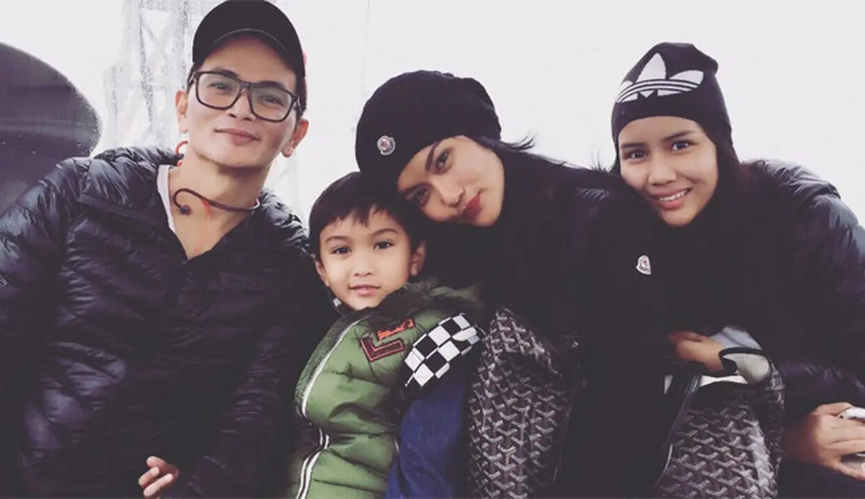 "Kami kemudian ketemu lagi di rumah itu. Saat itu ada acara persekutuan doa. Di situ saya ngobrol, tapi hanya sekadar basa-basi aja. Belum dekat," ungkap Yosi. (dok. Pribadi)