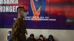 Pegawai berhamburan di luar Gedung Kemenkumham saat terjadi kebakaran, Jakarta, Kamis (8/12/2022). Untuk diketahui, kebakaran di Gedung Kemenkumham RI terjadi sekitar pukul 11.05 WIB. (merdeka.com/Imam Buhori)