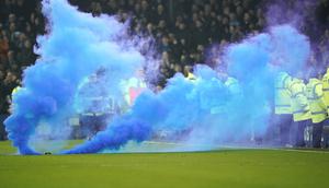Suporter di Goodison Park melempar bom asap ke lapangan pada pertandingan Liga Inggris antara Everton Vs Liverpool, Kamis, 13 Februari 2025 dini hari WIB. (Foto AP/Dave Thompson)