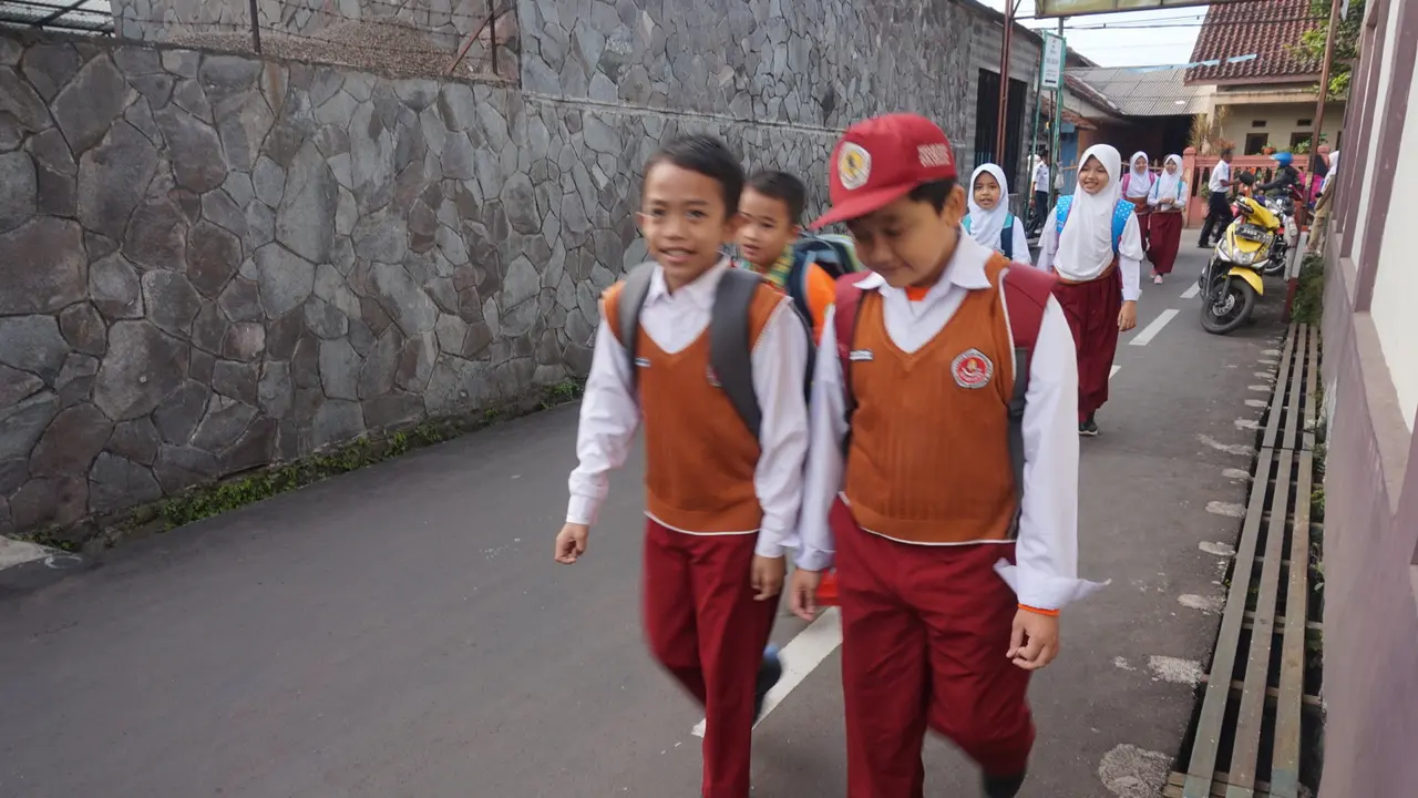 Ingin Gembira Ke Sekolah, Jalan Kaki Saja