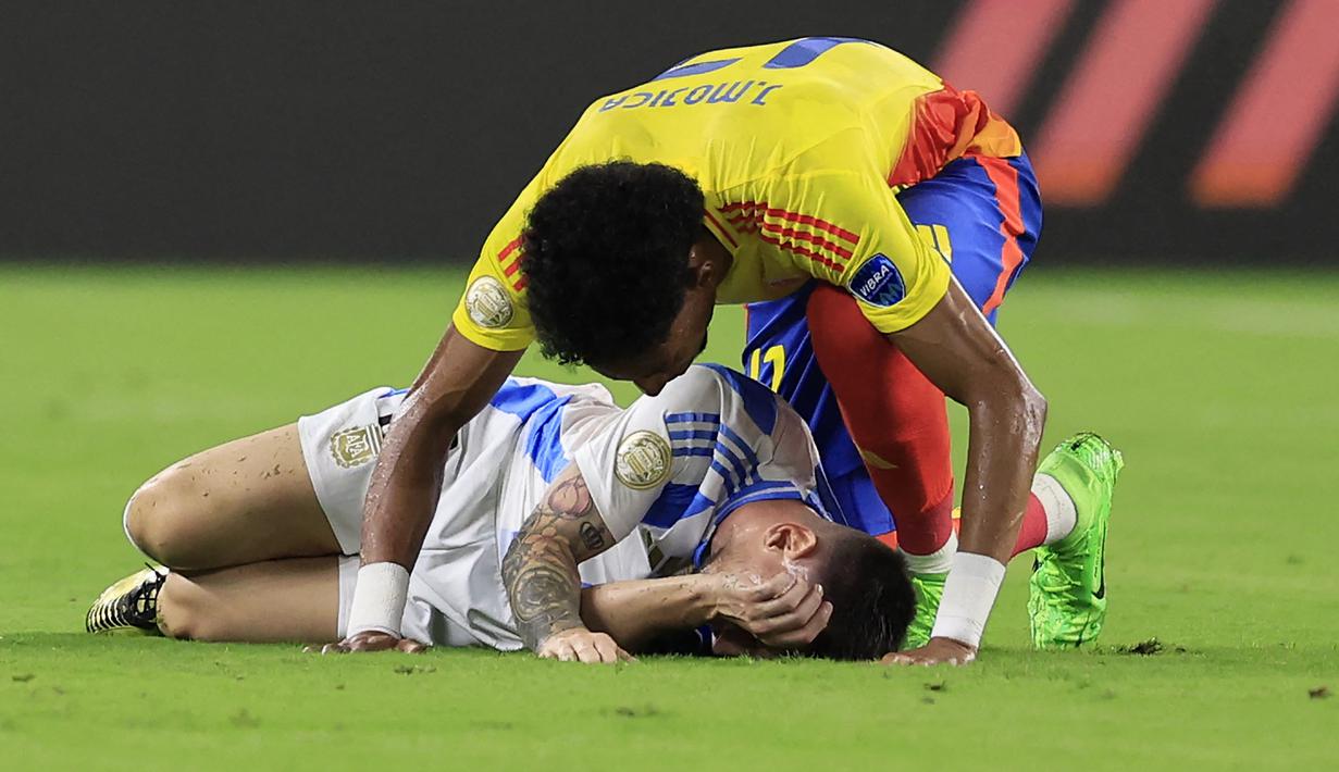 Ekspresi kesakitan pemain Argentina, Lionel Messi (kiri) pada laga final Copa America 2024 melawan Kolombia di Hard Rock Stadium, Miami, Florida, Senin (15/07/2024) WIB. (AFP/Buda Mendes)