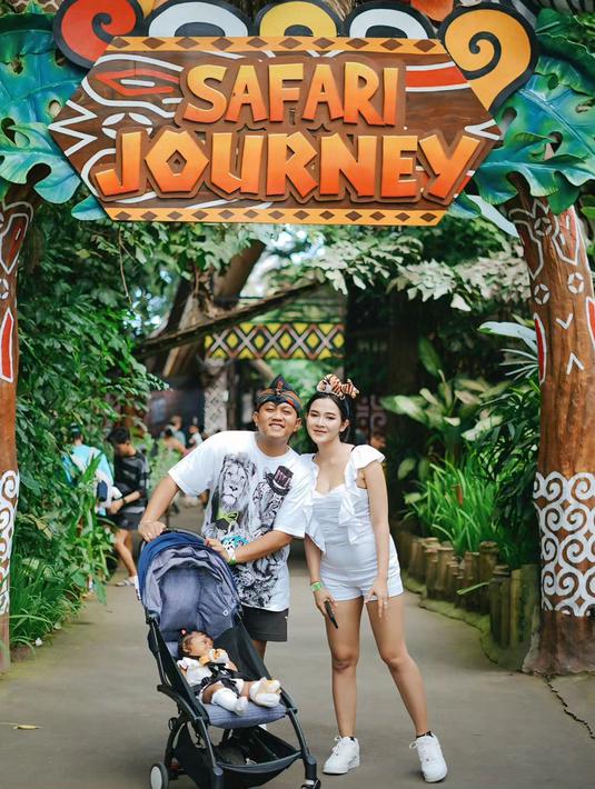 Menjadi salah satu penyanyi yang saat ini kondang dan banyak mengisi berbagai panggung di Tanah Air. Kehidupan rumah tangganya memang tidak pernah lepas dari sorotan. Pasangan ini pun selalu tampil kompak ketika mengenakan berbagai outfit waktu menikmati momen kebersamaan. (Liputan6.com/IG/@denny_caknan)