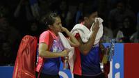 Pasangan Indonesia, Praveen Jordan/Melati Oktavianti, meninggalkan lapangan usai takluk dari wakil Jerman, Mark Lamsfuss/Isabel Herttrich pada Indonesia Open 2019 di Istora, Selasa (16/7). Indonesia takluk 20-22, 14-17. (Bola.com/M Iqbal Ichsan)
