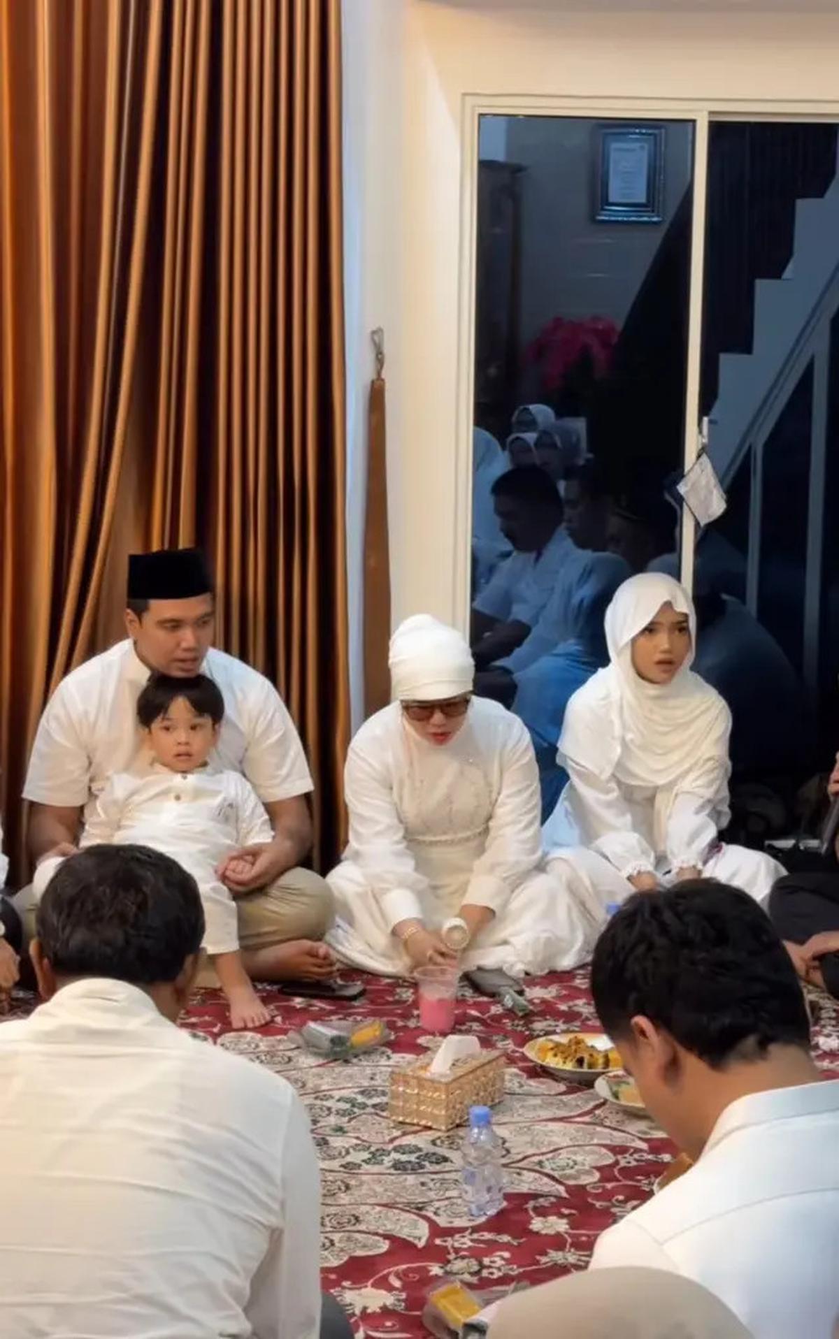 7 Potret Pengajian Sederhana Frans Faisal Jelang Menikah, Gaya Hijab Fuji Menawan