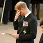 Meghan Markle dan Pangeran Harry dalam prosesi persemayaman Ratu Elizabeth II di Westminster Hall, 14 September 2022. (Foto: Christopher Furlong/Pool Photo via AP)