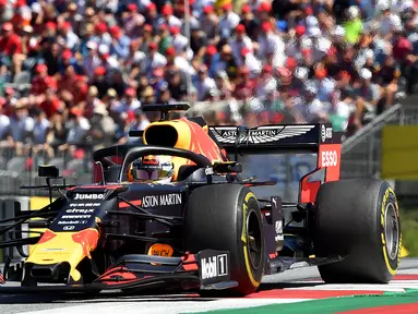 Pebalap Red Bull, Max Verstappen memacu kendaraannya saat bertanding dalam F1 GP Austria di Red Bull Ring, Spielberg, Minggu (30/6/2019). Max Verstappen menggeser Sebastian Vettel dari peringkat ketiga klasemen F1. (JOE KLAMAR/AFP)