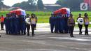 Jenazah korban jatuhnya helikopter NBO-105 milik Polri di perairan Manggar, Belitung Timur, Provinsi Kepulauan Bangka Belitung, tiba di Markas Polairud, Pondok Cabe, Tangerang Selatan, Rabu (30/11/2022). Jenazah Co Pilot Briptu M Lasminto dan Bripda Bripda M Chairul Anam rencananya akan dimakamkan di Serang dan Magetan. (merdeka.com/Arie Basuki)