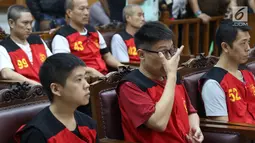 Terdakwa kasus penyeludupan 1 ton sabu asal Taiwan menjalani sidang tuntutan di Pengadilan Negeri Jakarta Selatan, Rabu (7/3). Para terdakwa terancam dengan hukuman mati. (Liputan6.com/Immanuel Antonius)