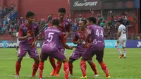 Pemain Persik Kediri merayakan gol yang mereka cetak ke gawang Martapura dalam lanjutan babak 8 Besar ISC B di Stadion Brawijaya, Kediri, Sabtu (5/11/2016). (Bola.com/Robby Firly)