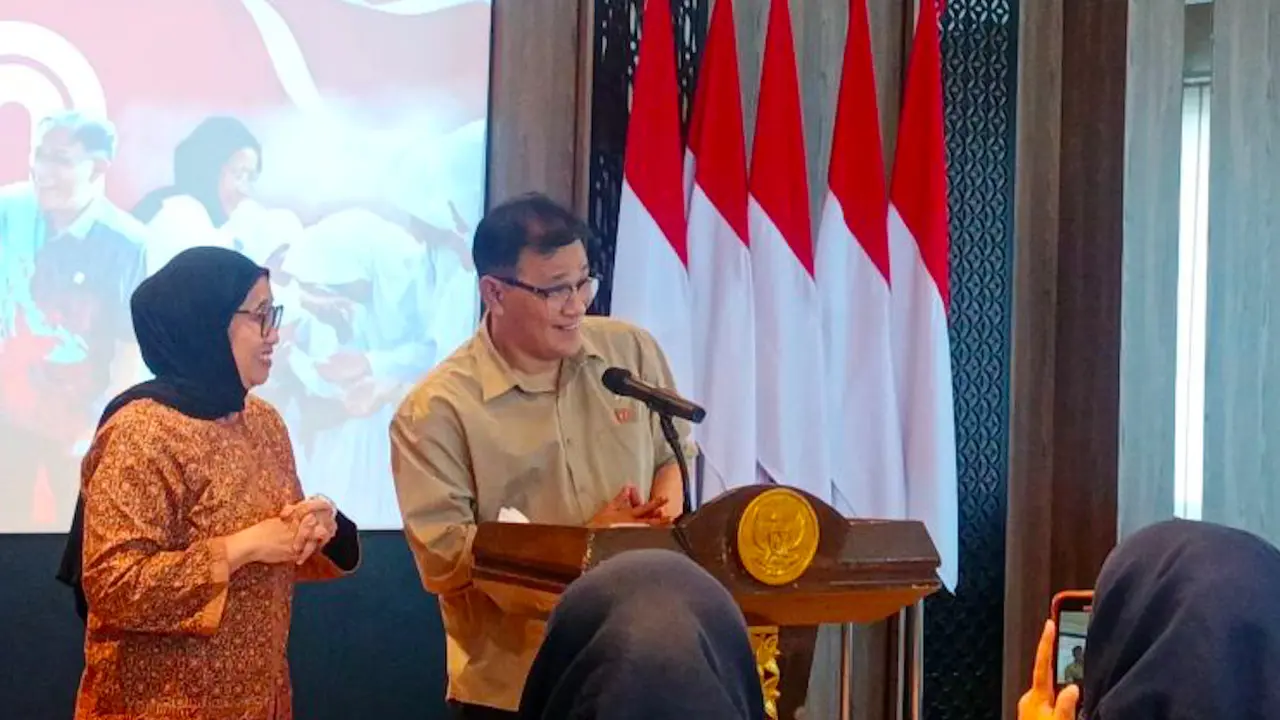 Kepala Badan Percepatan Pengentasan Kemiskinan (BP Taskin) Budiman Sudjatmiko saat menggelas jumpa pers di Kantor BP Taskin, Jakarta Pusat, Kamis (14/8/2025)