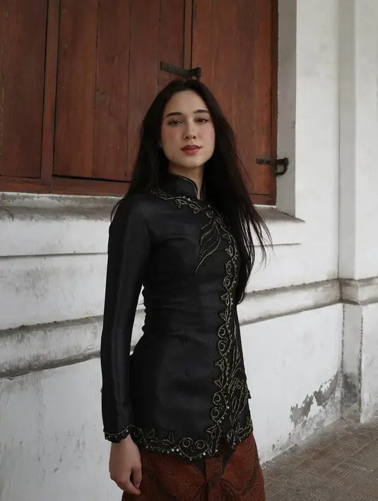 Yasmin Napper terlihat lebih kasual dengan kebaya Janggan. Kali ini ia kenakan kebaya Janggan hitam dengan aksen bordir emas di bagian lid [@yasminnapper]