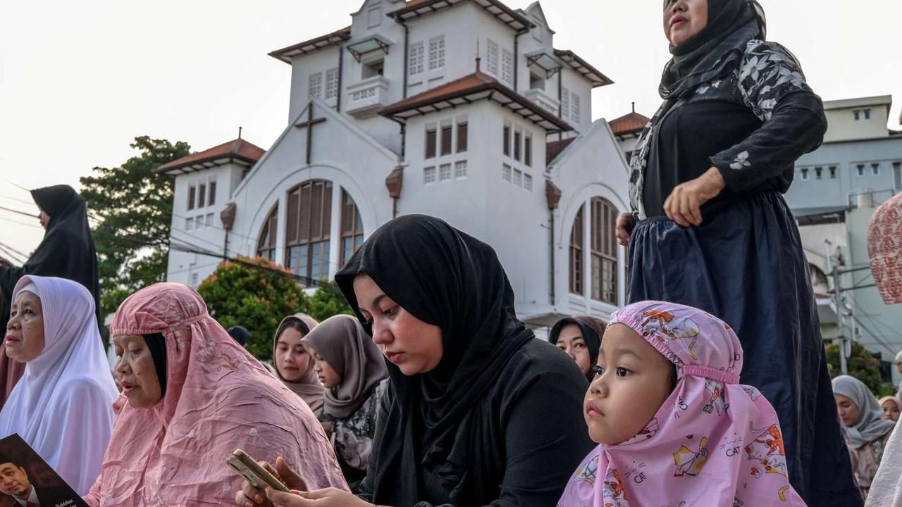 Ribuan jemaah gelar salat Idulfitri di jalanan depan gereja Jatinegara