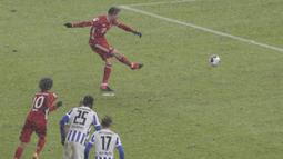 Bayern mendapat hadiah penalti di menit ke-11. Robert Lewandowski, yang maju sebagai eksekutor, gagal mencetak gol setelah bola mampu ditepis Rune Jarstein. (Foto: AP/Pool/Michael Sohn)