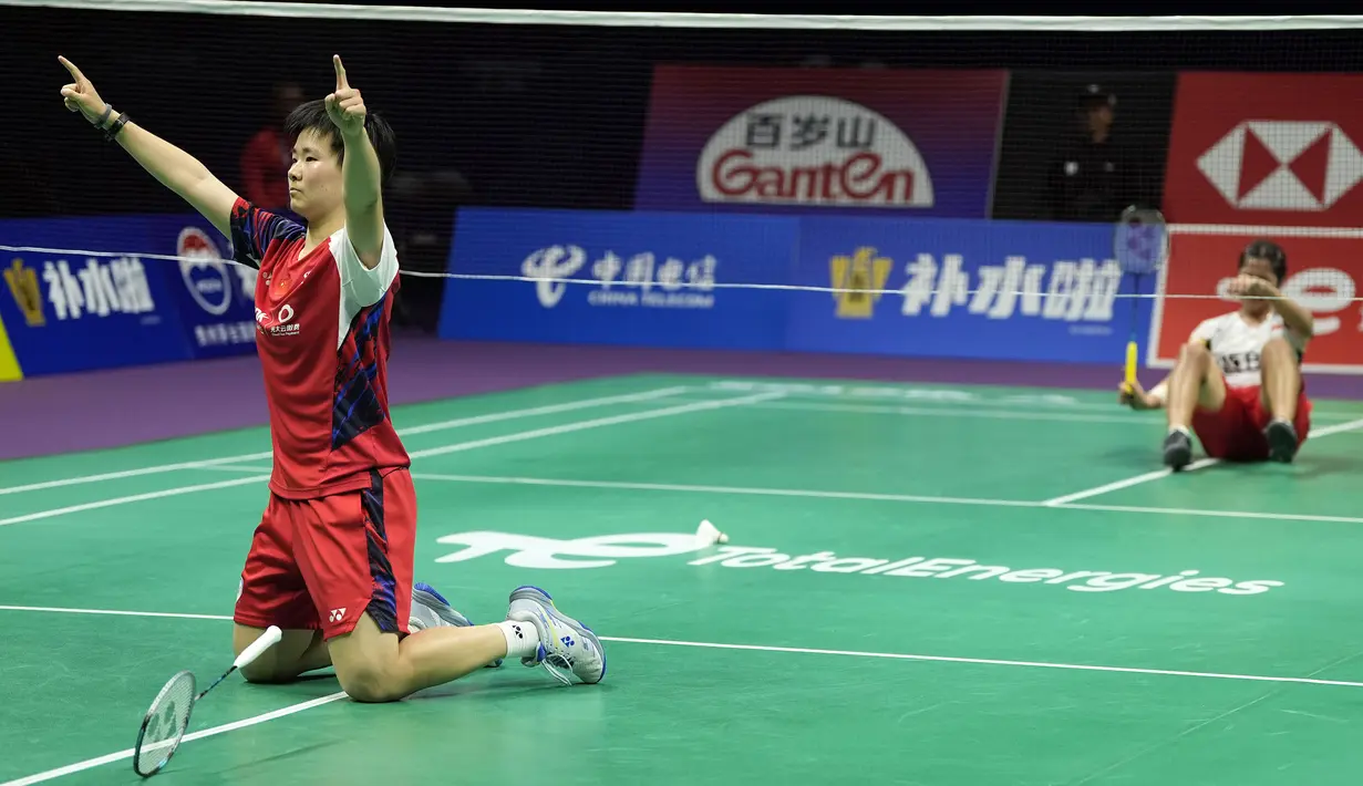 Ekspresi kecewa pebulu tangkis tunggal putri, Ester Nurumi Tri Wardoyo (kanan) saat takluk dari pebulu tangkis China, He Bing Jiao saat laga final Piala Uber 2024 di Hi-Tech Zone Sports Centre Gymnasium, Chengdu, China, Minggu (5/5/2024). Ester kalah dengan skor 21-10, 15-21, 17-21. (AFP/Wang Zhao)