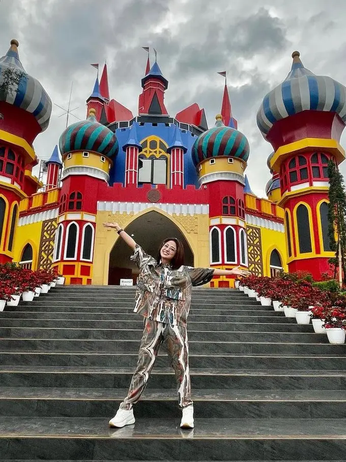 7 Potret Wahana D'Castello Subang, Wisata Taman Bunga Baru Milik Dewi Perssik