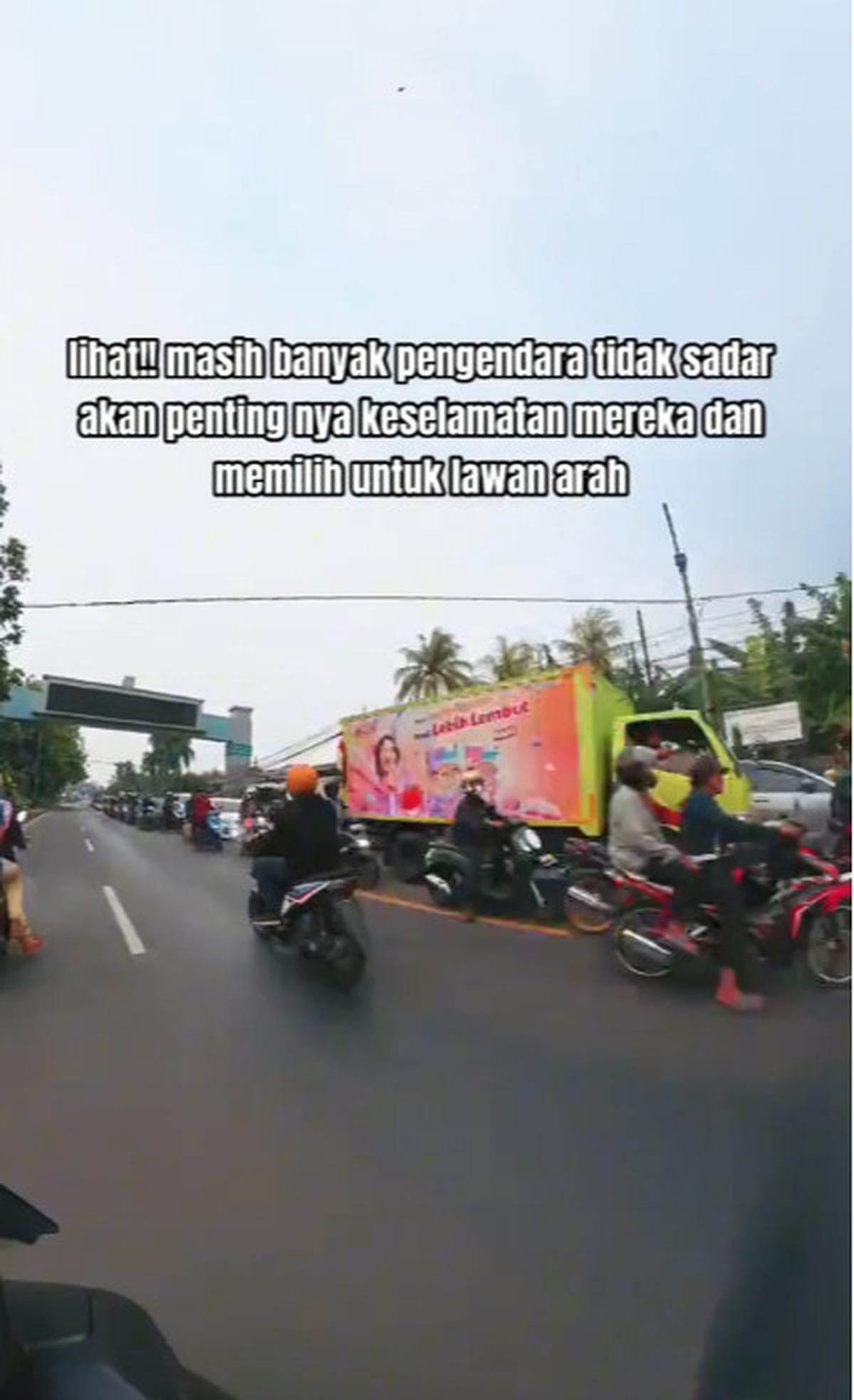 Auto Bubar, Aksi Pemotor dengan Mobil yang Kompak Hadang Pengendara yang Lawan Arus Jalanan Ini Banjir Pujian