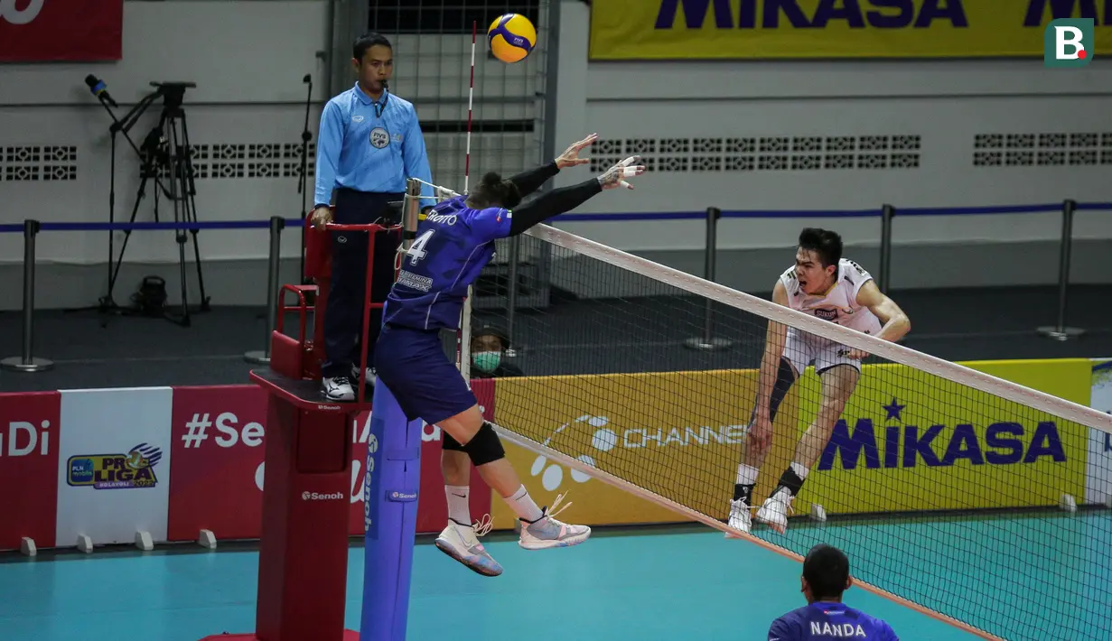 Perlawanan berlanjut di set kedua. Spike-spike keras dan jump serve mematikan dari Sobirov Islomjon (kanan) memaksa Jakarta Pertamina Pertamax kalah dengan skor 20-25. (Bola.com/Bagaskara Lazuardi)