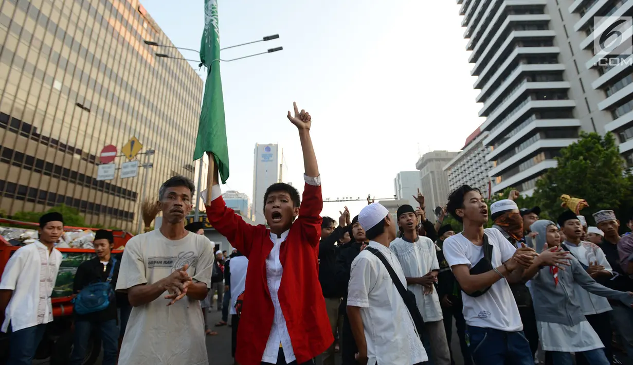 Massa aksi 22 Mei mulai berkumpul di depan Gedung Bawaslu, Jakarta, Rabu (22/5). Mereka mulai melakukan orasi menolak pemilu curang serta hasil rekapitulasi yang dilakukan Komisi Pemilihan Umum (KPU). (merdeka.com/Imam Buhori)