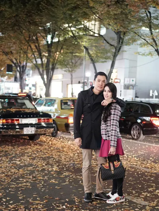 Ide OOTD warna fuchsia pink. Padukan dengan blazer motif kotak-kotak yang membuat tampilan look klasik sekaligus trendi. [@sandradewi88]