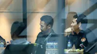 Presiden APPI (Asosiasi Pesepakbola Profesional Indonesia) Ponaryo Astaman (kiri) dan Anggota APPI Bima Sakti (kanan) saat melakukan dialog dengan Presiden PSSI di kantor PSSI, Senayan, Jakarta, Selasa (3/10/2015). (Bola.com / Nicklas Hanoatubun)