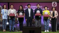 Direktur Utama SCM Sutanto Hartono (tengah) bersama Direktur SCM Harsiwi Achmad (kanan), Group Sales & Marketing Director SCM Mutia Nandika (kiri), VP Marketing Tokopedia Hilda Kitti (ketiga kiri), Managing Director Gopay Budi Gandasoebrata (ketiga kanan), Marketing Director Le Minerale Febri Satria Hutama (kedua kanan), dan President Director Bintang Toedjoe Fanny Kurniaty melakukan sesi foto usai konferensi pers terkait SCM Broadcast Sponsors Announcement Piala Dunia 2022 di Jakarta, Senin (18/7/2022). (Liputan6.com/Johan Tallo)