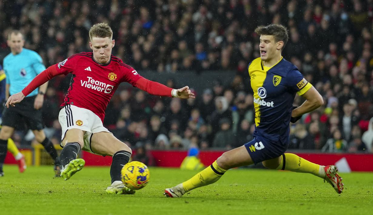 Gelandang Manchester United, Scott McTominay (kiri) melepaskan tendangan yang berusaha diblok bek Bournemouth, Milos Kerkez pada laga pekan ke-16 Liga Inggris 2023/2024 di Old Trafford Stadium, Sabtu (9/12/2023). (AP Photo/Jon Super)