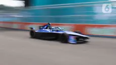 Pembalap tim Maserati MSG Racing, Maximilian Gunther  melaju saat kualifikasi seri kesebelas balapan Formula E 2023 Jakarta di Jakarta International E-Prix Circuit (JIEC), Jakarta, Minggu (4/6/2023). (Liputan6.com/Herman Zakharia)