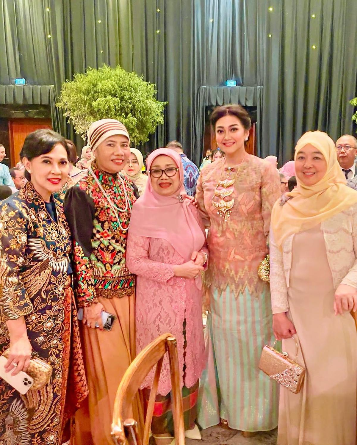 Potret Bella Saphira Hadir di Resepsi Pernikahan Rasyid Rajasa dan Tamara Kalla, Tampak Awet Muda