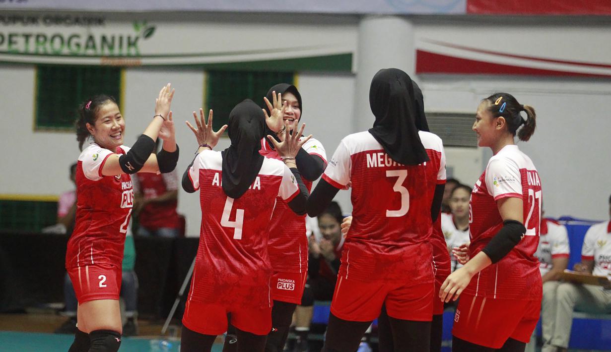 <p>Selebrasi para pemain timnas bola voli putri Indonesia setelah meraih poin saat menghadapi Chinese Taipei pada laga semifinal Kejuaraan Bola Voli Putri AVC Challenge Cup 2023 di GOR Tri Dharma, Gresik, Jawa Timur, Sabtu (24/6/2023). Indonesia menang 3-2 atas Chinese Taipei (22-25, 26-24, 22-25, 25-20 dan 15-12) dan memastikan lolos ke babak final untuk menantang Vietnam. (Dok. PBVSI)</p>