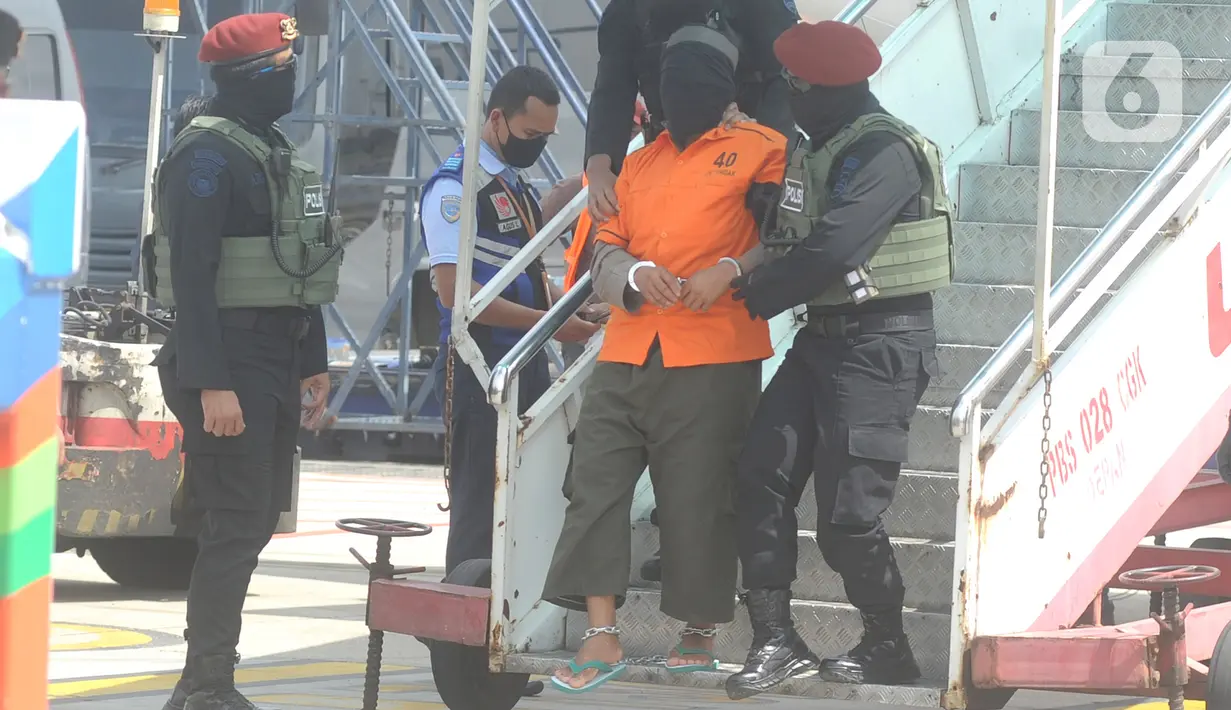 Densus 88  Mabes Polri membawa teroris usai tiba di Bandara Soekarno-Hatta, Tangerang Banten, Kamis (4/1/2021). Dari jumlah tersebut, 19 di antaranya adalah anggota Front Pembela Islam (FPI). (merdeka.com/Arie Basuki)