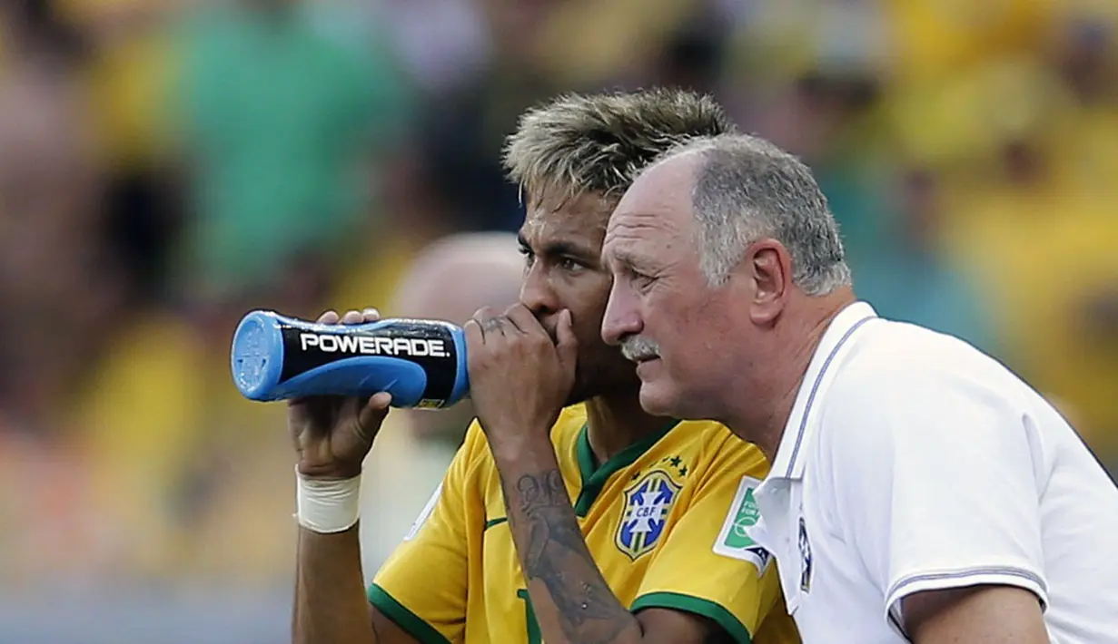 Pelatih Brasil, Luiz Felipe Scolari (kanan) memberikan instruksi kepada Neymar saat berlaga di babak 16 besar Piala Dunia 2014 di Stadion Mineirao, Belo Horizonte, (28/6/2014). (REUTERS/Sergio Perez) 