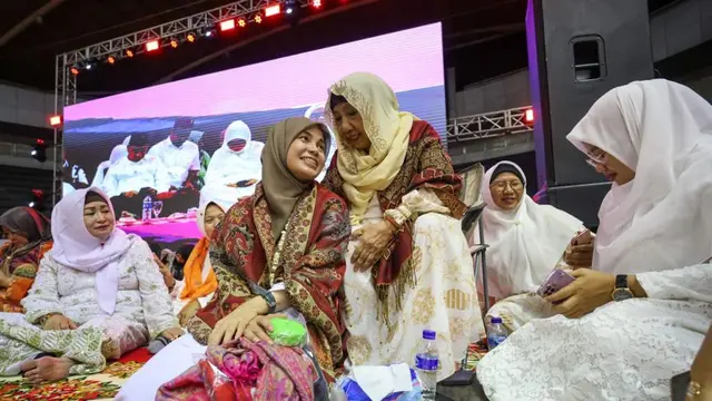Siti Atikoh Supriyanti menghadiri Pengajian Akbar di DBL Arena, Surabaya, pada Rabu 20 Desember 2023. Pengajian tersebut dihadiri majelis taklim serta Nyai dan Ning se Jawa Timur (Istimewa)