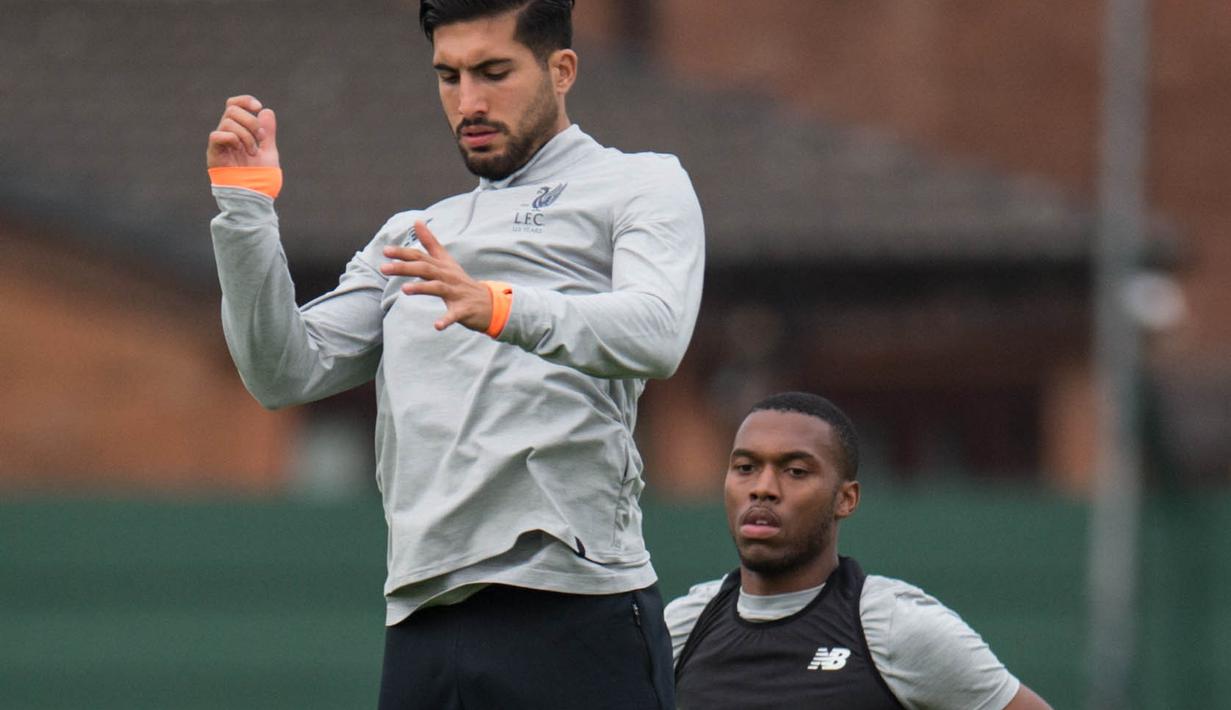 Gelandang Liverpool, Emre Can, tampak serius saat melakukan sesi latihan jelang laga  kualifikasi liga Champions di Melwood, Liverpool, Selasa (22/8/2017). Liverpool akan menghadapi Hoffenheim. (AFP/Oli Scarff)