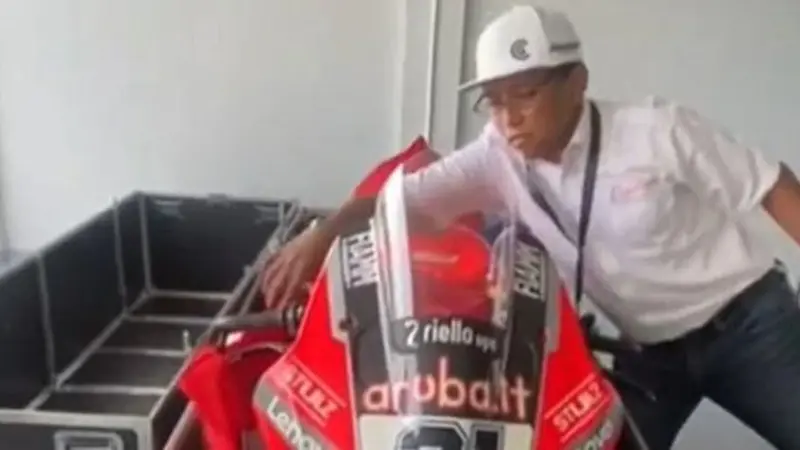 Panitia Sirkuit Mandalika Unboxing Kargo Ducati Jelang WorldSBK Indonesia 2021