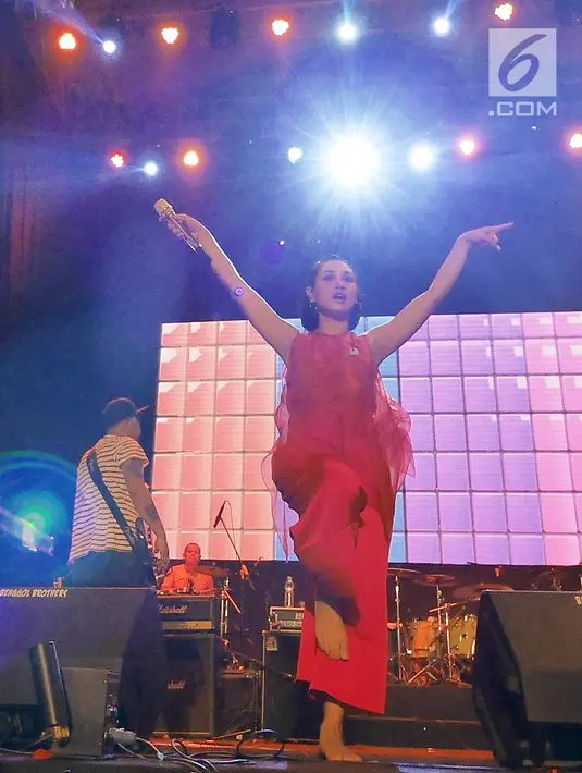 Penyanyi jazz Andien Aisyah tampil di panggung acara Vidio Fair 2.0 yang digelar di Mall Gandaria City, Jakarta Selatan, Sabtu (3/11). Vidio Fair 2.0 kali ini mengambil tema One Stop Event You Can Get. (Liputan6.com/Herman Zakharia)