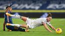 Bek Leeds United, Luke Ayling (kanan), terjatuh saat berebut bola dengan striker Arsenal, Pierre Emerick Aubameyang, dalam laga lanjutan Liga Inggris pekan ke-9 di Elland Road Stadium, Leeds, Minggu (22/11/2020). Leeds United bermain imbang 0-0 dengan Arsenal. (AFP/Michael Regan/Pool)