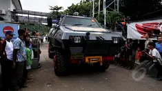 Kendaraan lapis baja usai membawa tahanan asal Australia meninggalkan Nusakambangan, Cilacap, Jawa Tengah, (4/3/2015). Dua terpidana mati penyelundup narkoba asal Australia dipindahkan untuk menjalani eksekusi. (Liputan6.com/Johan Tallo)