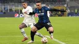 Penyerang Inter Milan Lautaro Martinez berebut bola dengan bek Shakhtar Donetsk Marcos Antonio pada matchday 5 Grup D Liga Champions 2021/2022 di Stadion Giuseppe Meazza, Kamis (25/11/2021) dini hari WIB. Edin Dzeko memborong gol saat Inter menundukkan Shakhtar Donetsk 2-0. (AP Photo/Luca Bruno)