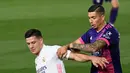 Bek Valladolid Javi Sanchez (tengah) menantang penyerang Real Madrid, Luka Jovic pada lanjutan La Liga Spanyol di stadion Alfredo, Rau (30/9/2020). Real Madrid menekuk Real Valladolid denga skor 1-0. (PIERRE-PHILIPPE MARCOU / AFP)