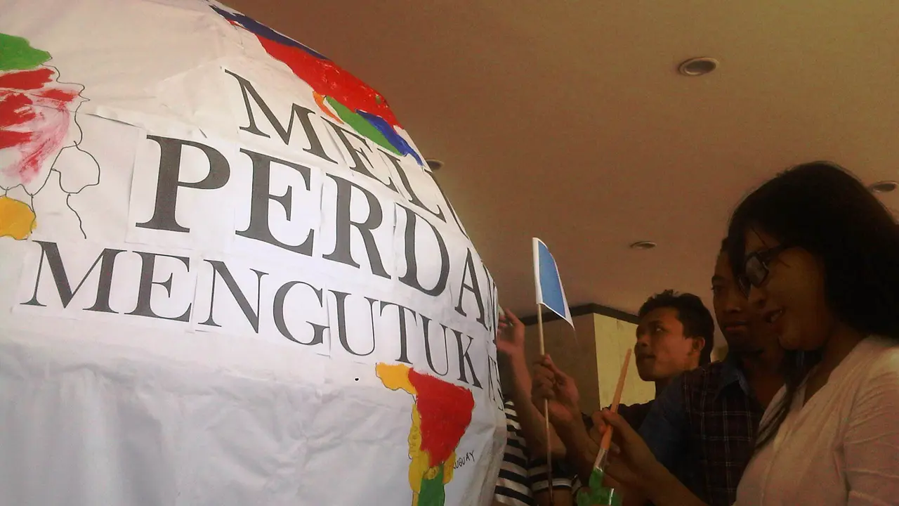 Tolak Terorisme, Mahasiswa Asing UMSurabaya Lukis Bola Dunia 