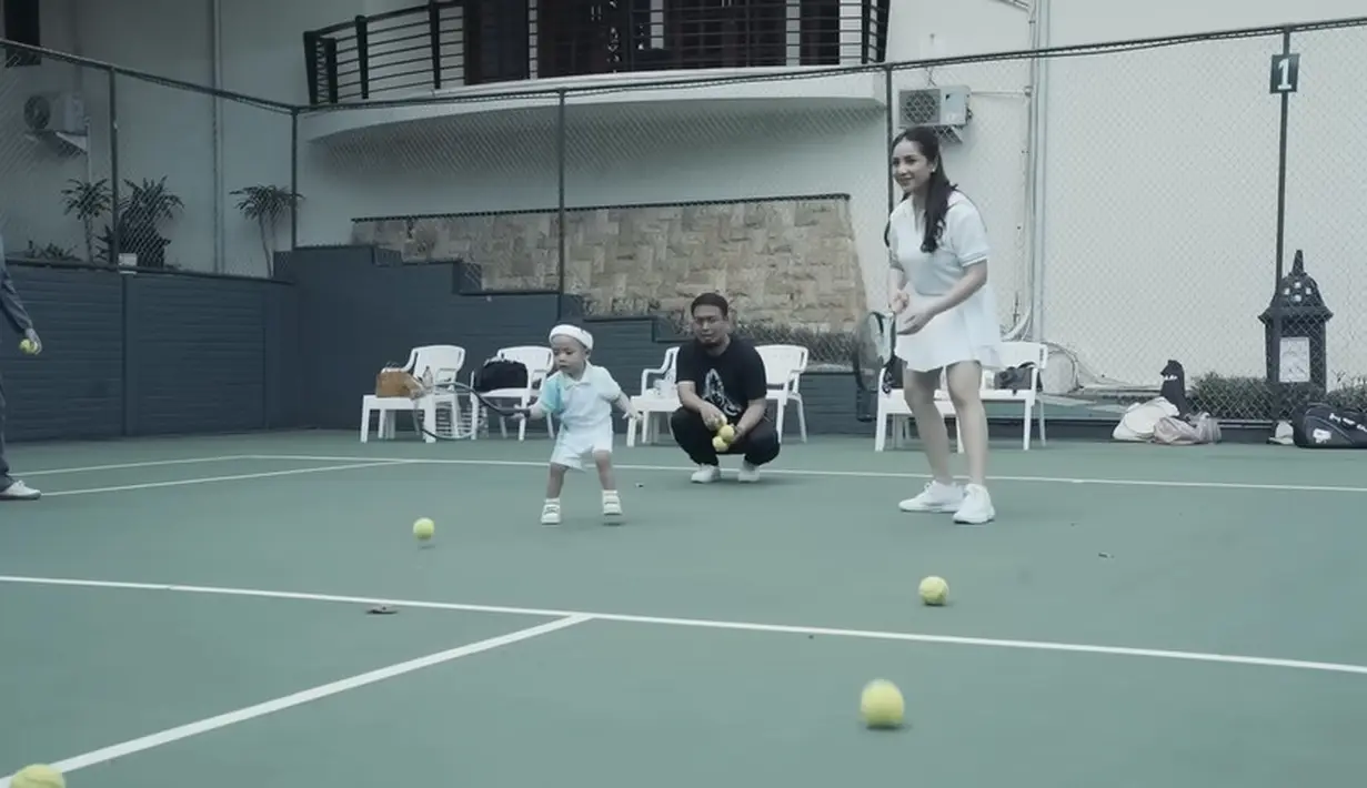 Penampilan Cipung dengan gaya sporty bak seorang atlet. Cipung mengenakan outfit sama seperti yang dikenakan mamanya. Tingkah lucu adik Rafathar Malik Ahmad itu berhasil menarik perhatian warganet. [Youtube/Luna Maya]