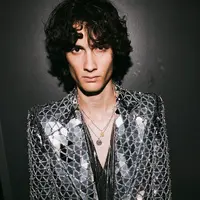 Maison Valentino dengan senang hati mengumumkan penyanyi, penulis lagu, dan produser nominasi Grammy, SOMBR, sebagai duta merek global baru.