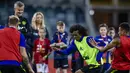 Pelatih Manchester United (MU), Ole Gunnar Solskjaer melihat para pemainnya beralatih jelang pertandingan tur pramusim melawan Perth Glory di Stadion Optus di Perth, Australia (11/7/2019). MU dijadwalkan menggelar tur pramusim di Australia, Tiongkok, dan Singapura. (AFP Photo/Tony Ashby)