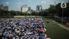 Ratusan Kelompok Penyelenggara Pemungutan Suara (KPPS) se- Kecamatan Palmerah untuk Pemilu 2024 mengikuti acara pelantikan di Palmerah, Jakarta Barat, Kamis (25/1/2024). Komisi Pemilihan Umum (KPU) Jakarta Barat menyiapkan 50.183 Petugas KPPS untuk Pemilu 2024 yang akan digelar pada 14 Februari 2024. (Liputan6.com/Angga Yuniar)