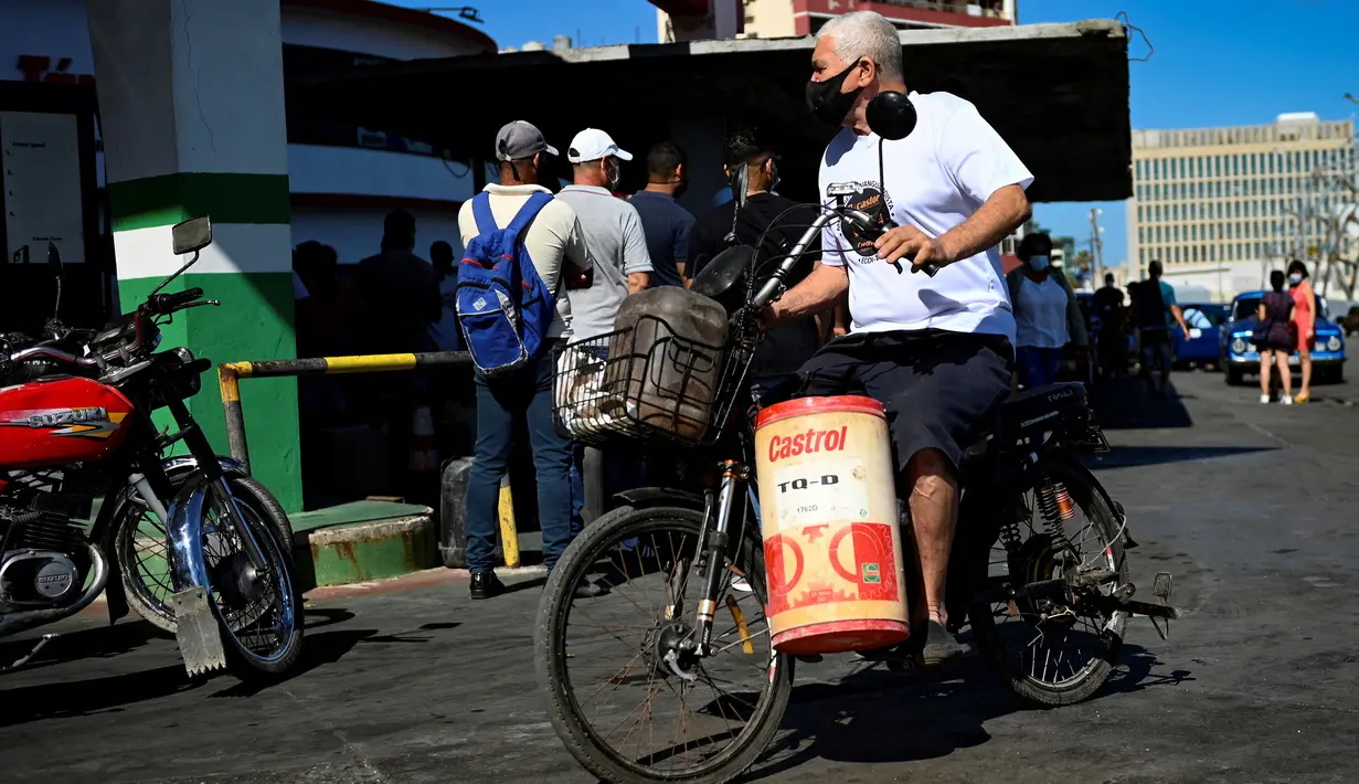 Warga antre untuk mengisi bahan bakar di sebuah pompa bensin di Havana, Kuba, 22 Maret 2022. Dalam beberapa hari terakhir mendapatkan bensin menjadi mimpi buruk di Kuba, sebagian besar karena rendahnya produksi dari pemasoknya di Venezuela. (YAMIL LAGE/AFP)
