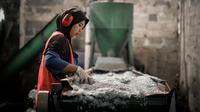 Salah satu karyawan Recycling Business Unit (RBU) AQUA Tangerang Selatan sedang melakukan proses daur ulang sampah plastik. RBU merupakan model sosial bisnis daur ulang yang dibangun oleh AQUA untuk mengolah kembali sampah botol plastik menjadi cacahan plastik yang merupakan bahan baku produk daur ulang. Dalam perjalanannya, kegiatan operasional RBU terus bertumbuh. Untuk mengumpulkan lebih banyak sampah plastik dan menjangkau lebih banyak pengepul, sejumlah RBU telah memiliki satelit atau tempat pengumpulan sementara di Bekasi, Sukabumi dan Tangerang Selatan.