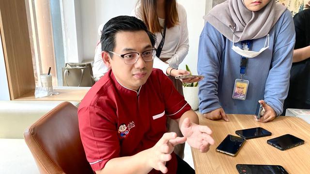 Kebiasaan sedot ingus anak oleh ibu dinilai keliru oleh dokter spesialis anak RSIA Family dan RSIA Grand Family, Handoko Lowis, (21/9/2023). Foto: Ade Nasihudin/Liputan6.com.