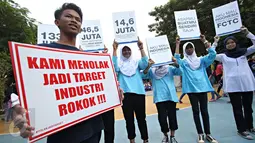 Siswa SMP dari perwakilan delapan sekolah di Jakarta dan Bandung mengikuti kegiatan bertajuk 'Sekolah Tanpa Advertensi Rokok (STAR): Menolak Diam' di Taman Menteng, Jakarta, Sabtu (21/11). (Liputan6.com/Immanuel Antonius)